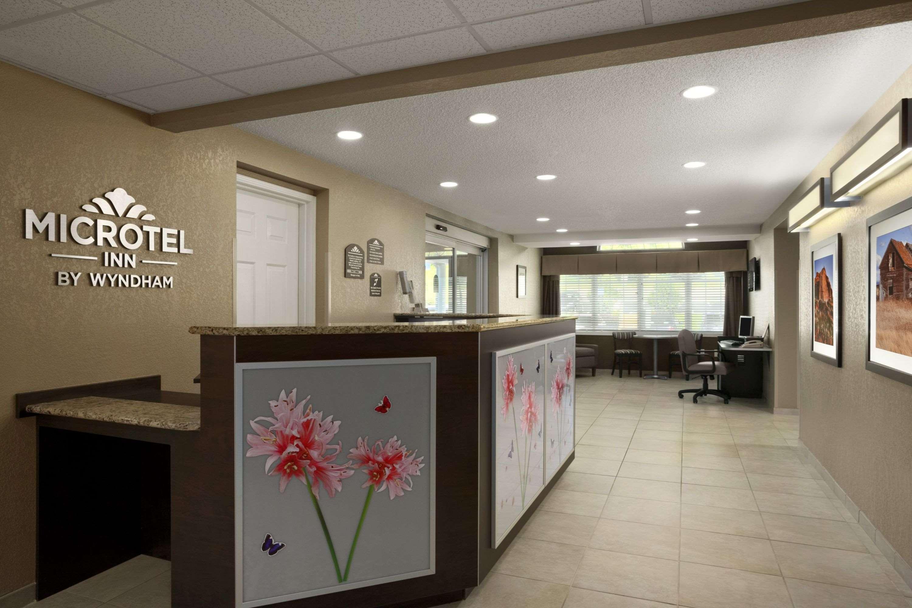 Microtel Inn & Suites By Wyndham Mineral Wells/Parkersburg Exterior photo